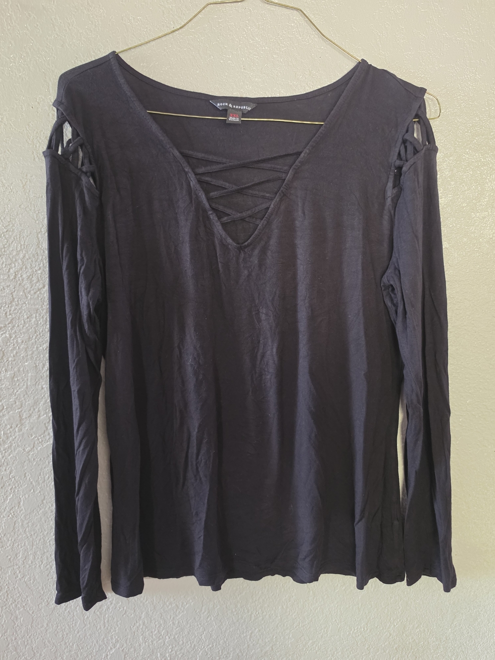 Rock & Republic Black Lace-Up Cold-Shoulder Long Sleeve Tee